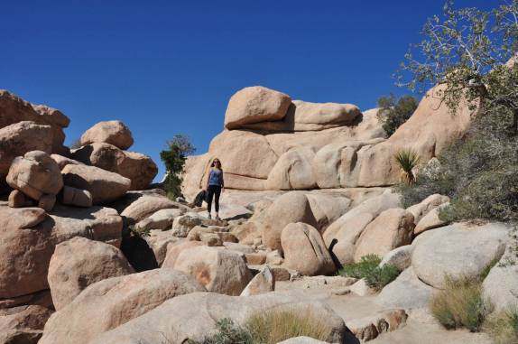 Explorando e caminhando nos rochedos de Joshua Tree National Park, região de Pioneertown, na Califórnia - Estados Unidos